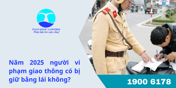 Năm 2025 người vi phạm giao thông có bị giữ bằng lái không?